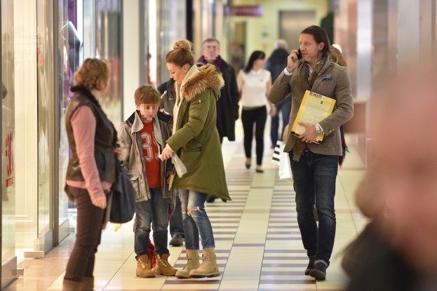 Rozenek w podartych dżinsach na zakupach (ZDJĘCIA)